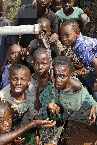 Jungen an einer Wasserstelle,  Matamba-Solo,  Provinz Bandundu,  Republik Kongo