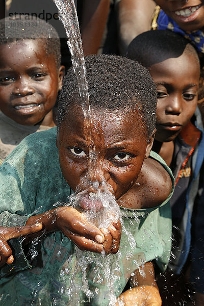 Junge trinkt Wasser,  Matamba-Solo,  Provinz Bandundu,  Republik Kongo