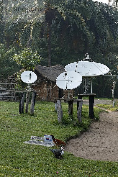 Satellitenschüsseln,  Batterie mit Solarzellen,  Matamba-Solo,  Provinz Bandundu,  Republik Kongo