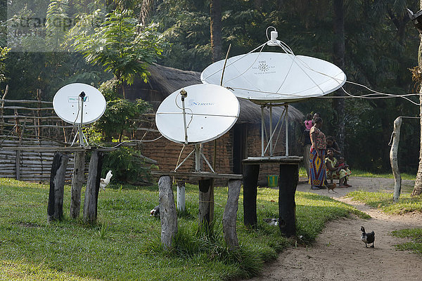Satellitenschüsseln,  Matamba-Solo,  Provinz Bandundu,  Republik Kongo