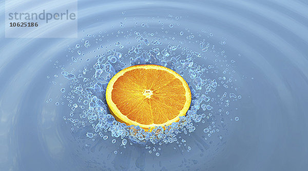 Orangenscheibe und Wasserspritzer