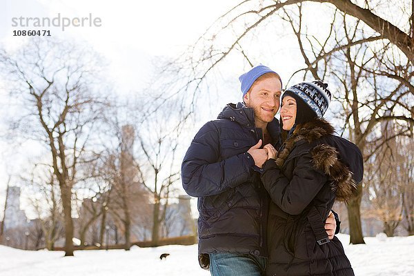 Romantisches junges Paar im verschneiten Central Park,  New York,  USA