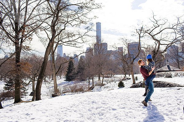 Romantisches junges Paar amüsiert sich im verschneiten Central Park,  New York,  USA