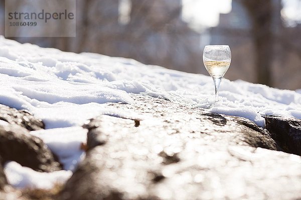 Oberflächenansicht eines Glases Weißwein im Schnee