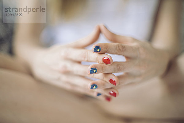 Frauenhände mit verschiedenen lackierten Nägeln