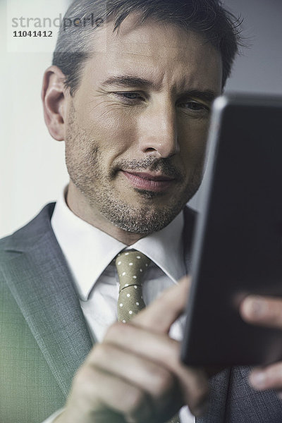 Geschäftsmann mit digitalem Tablett