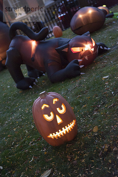Beleuchtete Jack-o-laterne und Halloween-Dekorationen