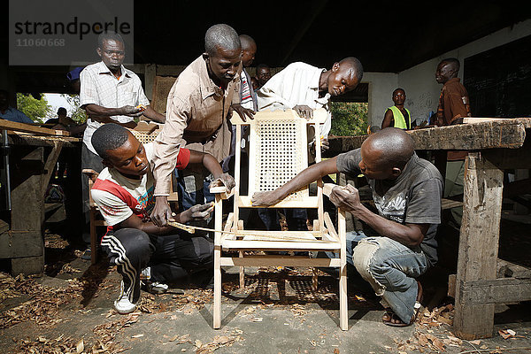 Lehrlinge arbeiten an einem Stuhl,  Tischlerei und Schreiner Werkstatt,  Matamba-Solo,  Provinz Bandundu,  Republik Kongo