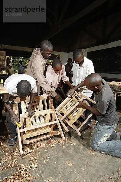 Lehrlinge arbeiten an einem Stuhl,  Tischlerei und Schreiner Werkstatt,  Matamba-Solo,  Provinz Bandundu,  Republik Kongo