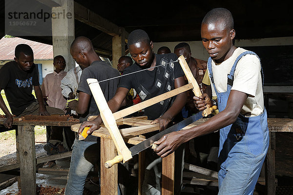 Lehrlinge beim Sägen,  Tischlerei und Schreiner Werkstatt,  Matamba-Solo,  Provinz Bandundu,  Republik Kongo