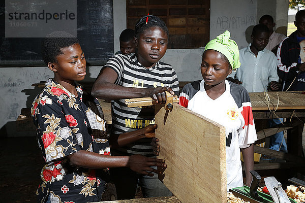 Lehrlinge beim Hobeln,  Tischlerei und Schreiner Werkstatt,  Matamba-Solo,  Provinz Bandundu,  Republik Kongo