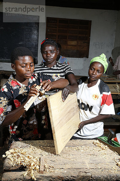 Lehrlinge beim Hobeln,  Tischlerei und Schreiner Werkstatt,  Matamba-Solo,  Provinz Bandundu,  Republik Kongo