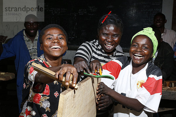 Lehrlinge messen Holzplatte,  Tischlerei und Schreiner Werkstatt,  Matamba-Solo,  Provinz Bandundu,  Republik Kongo
