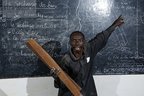 Lehrer einer Tischlerei und Schreiner Werkstatt an der Tafel,  Matamba-Solo,  Provinz Bandundu,  Republik Kongo