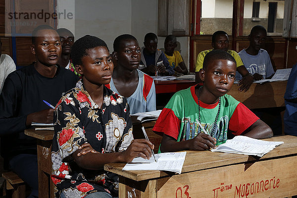 Lehrlinge,  Schüler einer Tischlerei und Schreiner Werkstatt sitzen an einer Schulbank,  Matamba-Solo,  Provinz Bandundu,  Republik Kongo