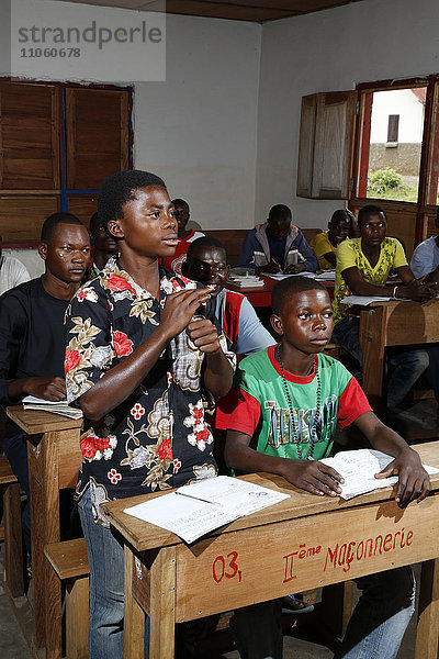 Lehrlinge,  Schüler einer Tischlerei und Schreiner Werkstatt sitzen an einer Schulbank,  Matamba-Solo,  Provinz Bandundu,  Republik Kongo