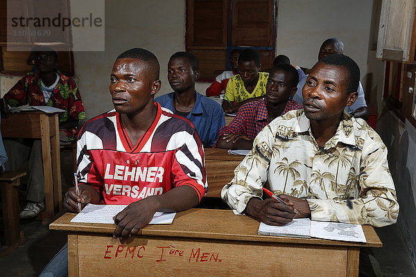 Lehrlinge,  Schüler, einer Tischlerei und Schreiner Werkstatt sitzen an einer Schulbank,  Matamba-Solo,  Provinz Bandundu,  Republik Kongo
