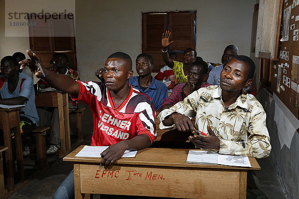 Lehrlinge,  Schüler, einer Tischlerei und Schreiner Werkstatt sitzen an einer Schulbank,  Matamba-Solo,  Provinz Bandundu,  Republik Kongo