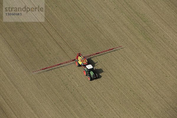 Luftbild,  Traktor bei der Aussaat im Frühjahr auf Feld,  Agrarlandschaft bei Mühldorf,  Oberbayern,  Bayern