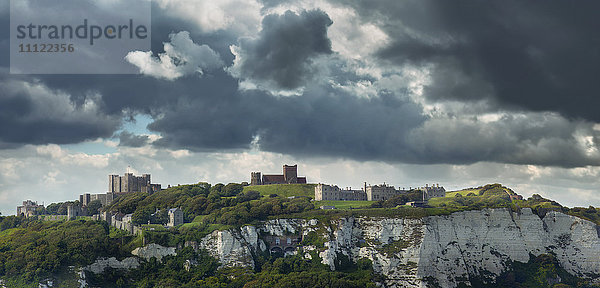 Auf weißen Klippen erbaute Stadt unter stürmischem Himmel,  Dover,  Kent,  England