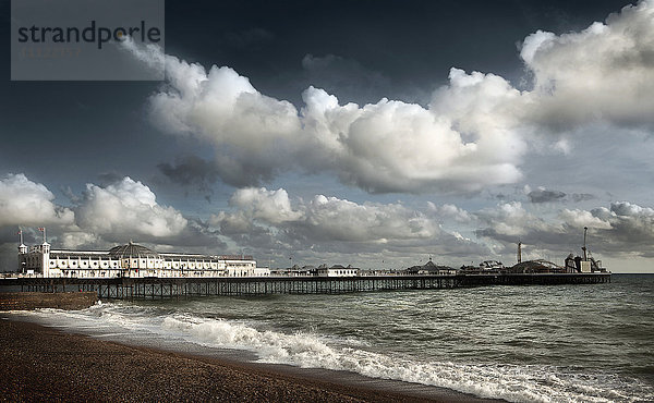 Wolken über Strandpromenade und Strand,  Brighton,  Sussex,  England