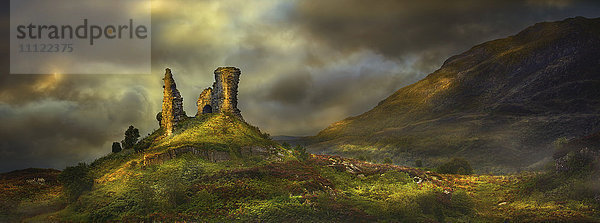 Felsformationen in ländlicher Landschaft,  Kyleakin,  Isle of Skye,  Schottland