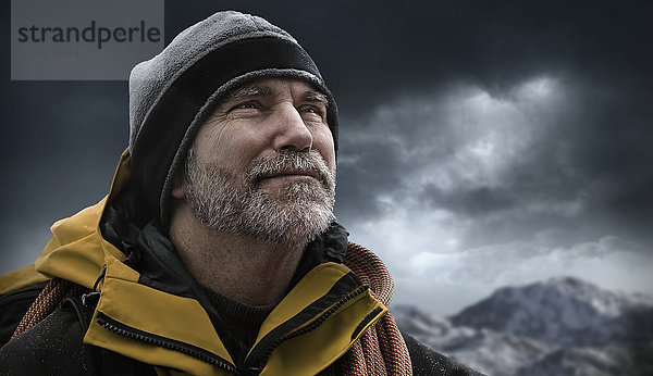 Kaukasischer Mann in verschneiter Landschaft