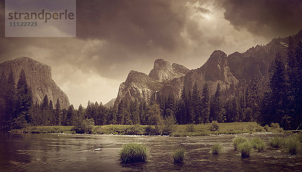 Klippen mit Blick auf die ländliche Landschaft,  Yosemite,  Kalifornien,  Vereinigte Staaten