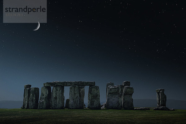Mondsichel über dem Stonehenge-Denkmal,  Wiltshire,  Vereinigtes Königreich