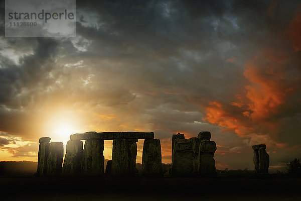 Sonnenaufgang über Stonehenge,  Wiltshire,  Vereinigtes Königreich