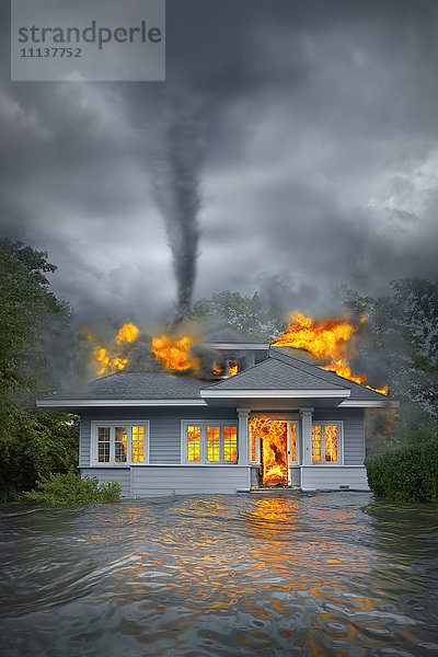 Brennendes Haus unter Tornado in überschwemmter Landschaft