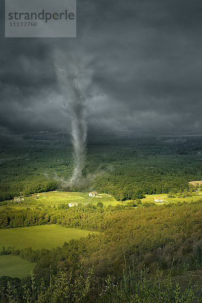 Tornado rollt durch ländliche Landschaft