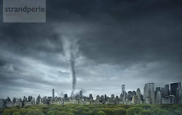 Tornado rollt durch New York,  New York,  Vereinigte Staaten
