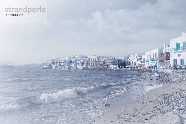 Angeschwemmte Wellen am Strand,  Mykonos,  Griechenland