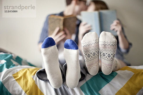 Nahaufnahme von Socken eines Paares im Bett
