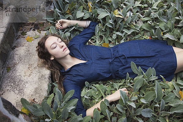 Schlafende Frau im begrünten Garten