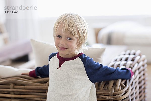 Porträt eines glücklichen kleinen Jungen im Wohnzimmer