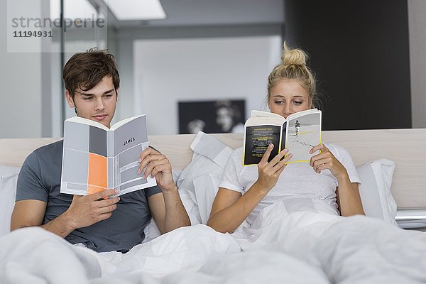 Paar Lesebücher auf dem Bett