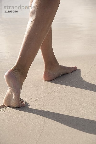 Flachschnittansicht einer am Strand spazierenden Frau