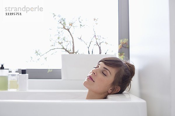 Schöne Frau entspannt in der Badewanne