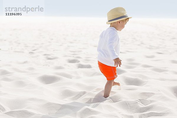Kleiner Junge am Strand stehend