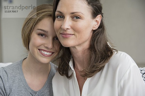 Porträt einer glücklichen Mutter und Tochter