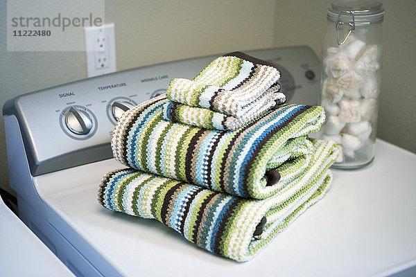 Handtücher auf dem Trockner in der Waschküche gefaltet,  Tustin,  Kalifornien,  USA