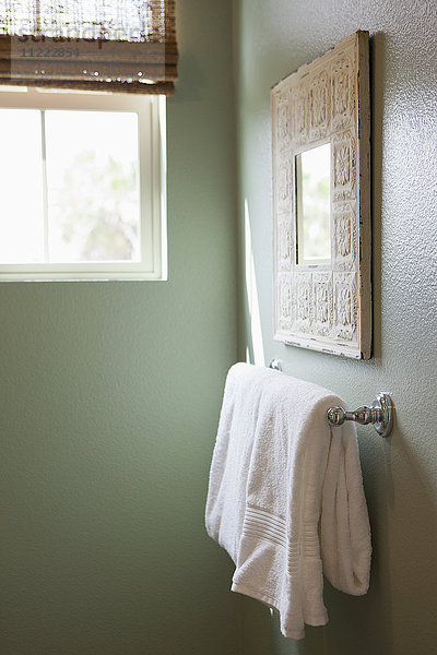 Nahaufnahme eines weißen Handtuchs auf einer Stange im Badezimmer zu Hause