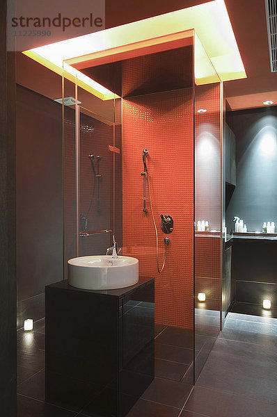 Interieur eines beleuchteten modernen Badezimmers im Spa