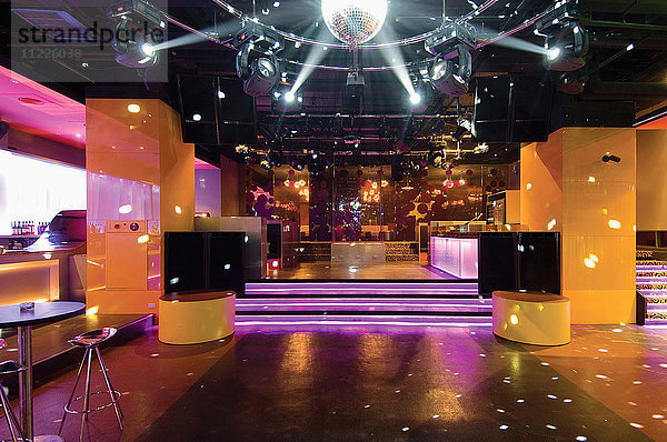 Discokugel über der Tanzfläche in einem Nachtclub