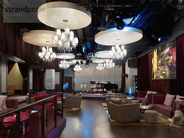 Lounge-Bereich in einem modernen Nachtclub.