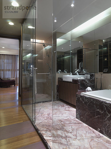 Modernes Badezimmer mit Glaswänden