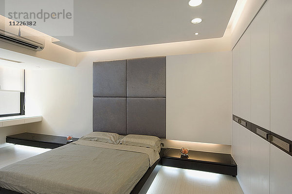 Modernes Schlafzimmer mit Parkettboden
