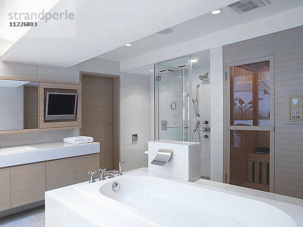 Modernes Badezimmer mit großer Badewanne und Sauna